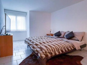 Private apartment with parking spot in the center